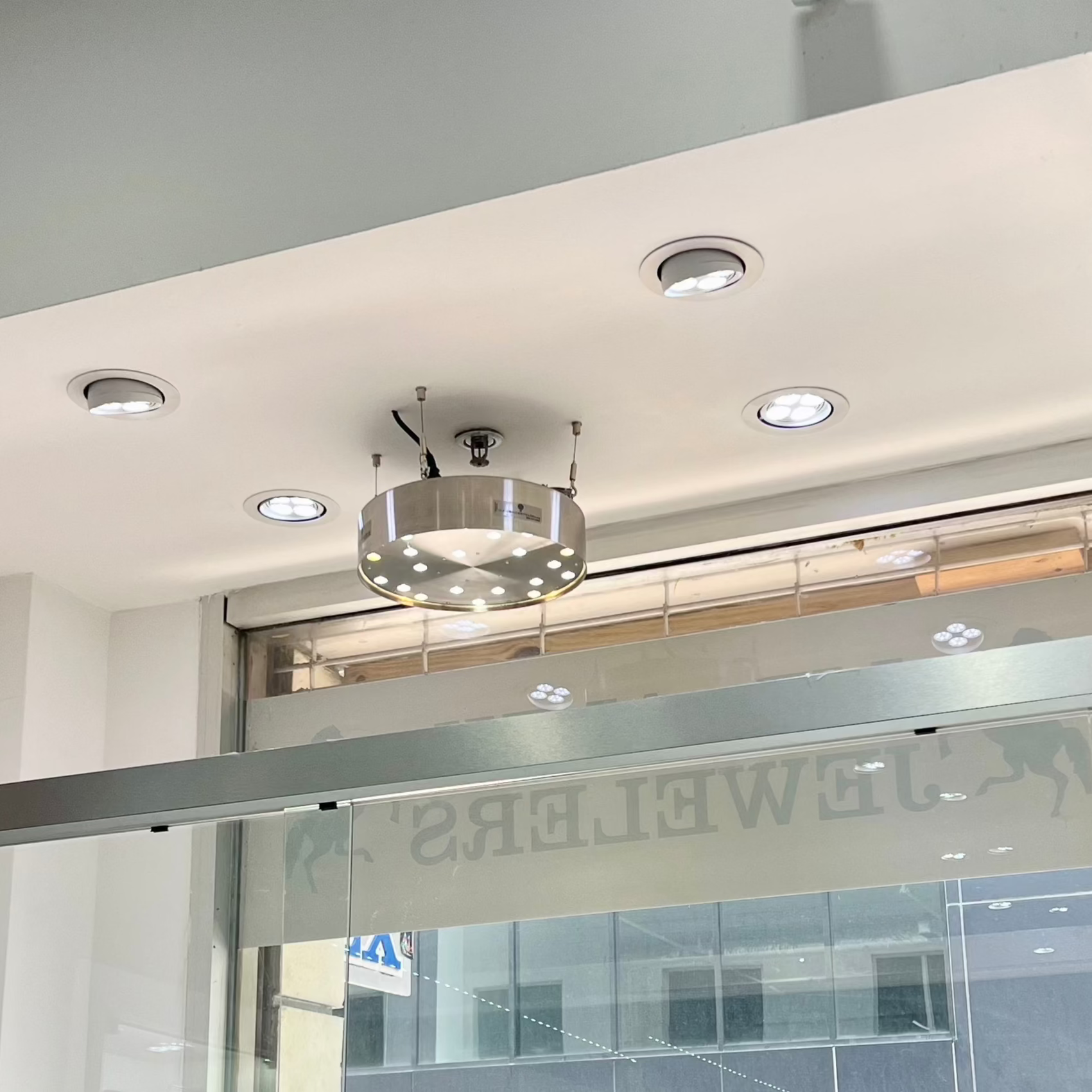 Rotating LED Lights for Jewelry Displays & Photography – Jewelight