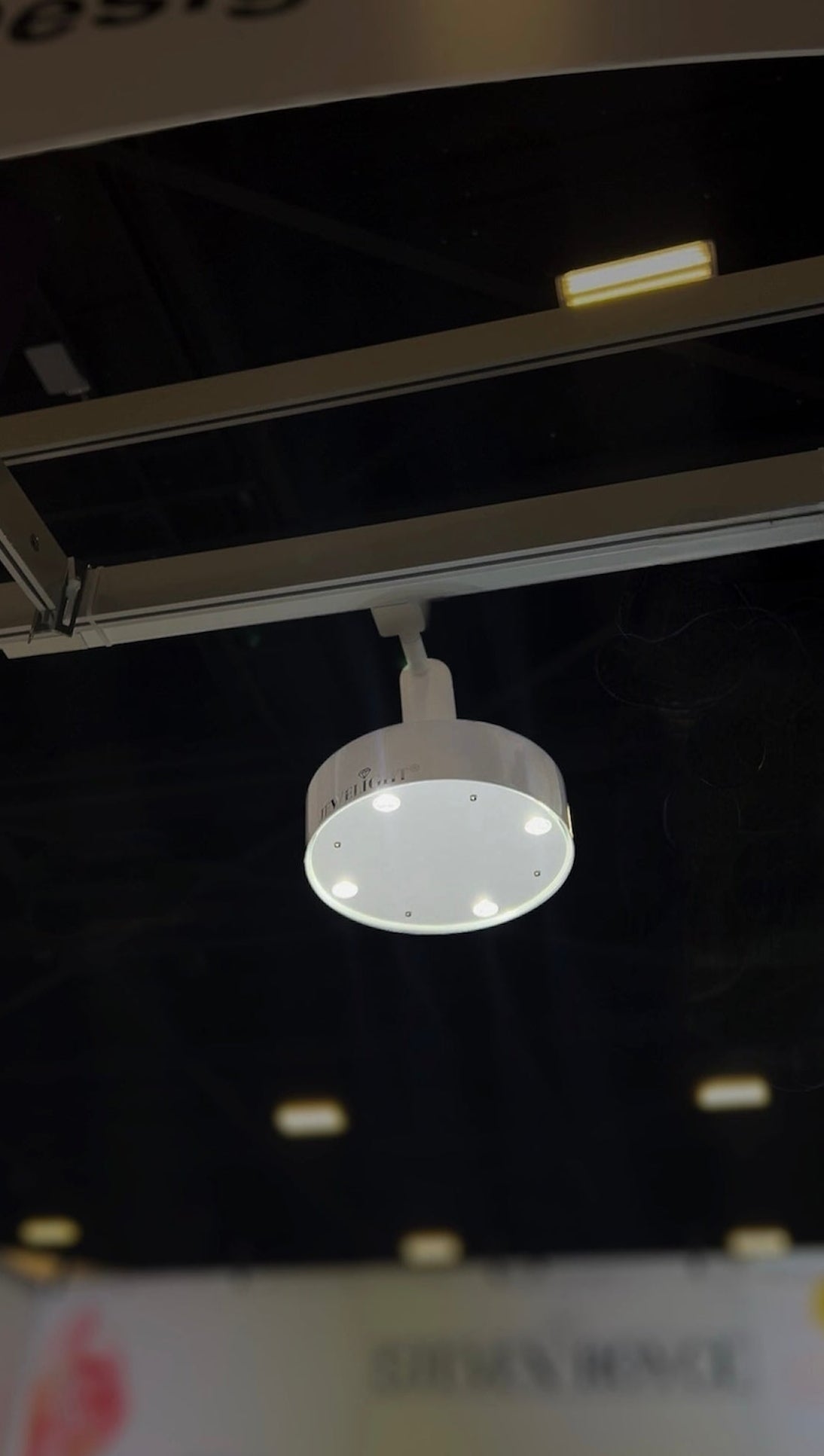 Professional jewelry photography lighting for track lighting for diamonds, gemstones, gold, silver and rings.
Jewelry lighting.